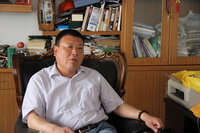 健谈的翁宝松场长